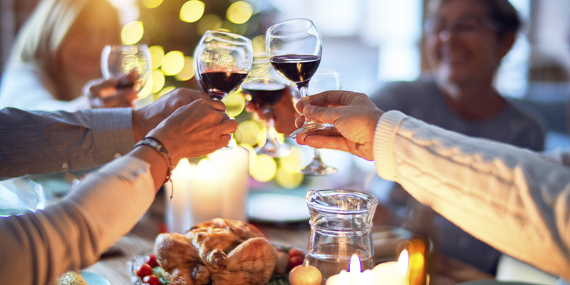 pessoas brindando com vinho em um jantar de final de ano em um restaurante