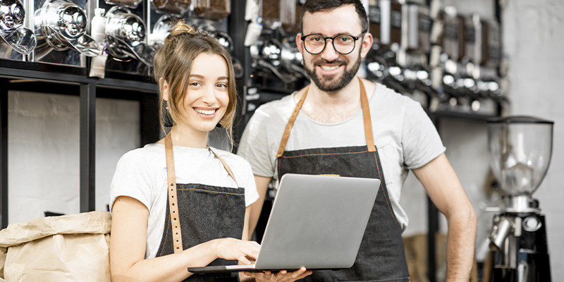 donos de restaurante trabalhando no branding da marca em um notebook