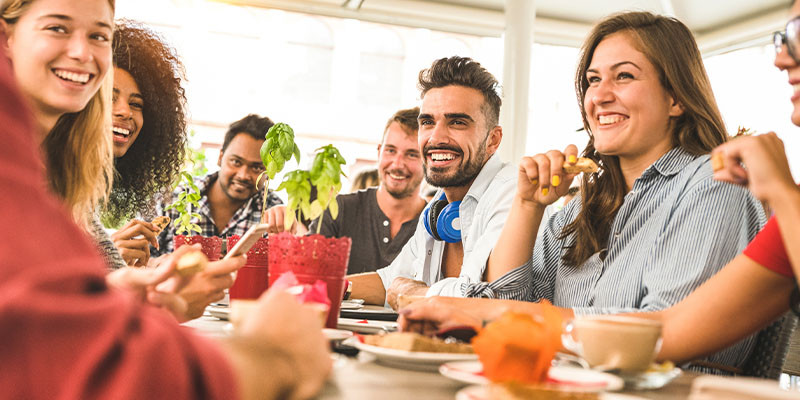 clientes felizes em restaurante com música ambiente