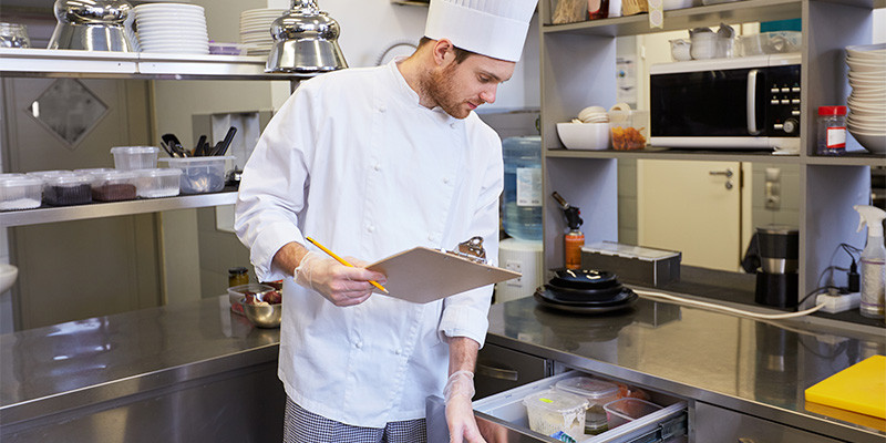 chefe-de-cozinha-organizando-estoque-de-produtos