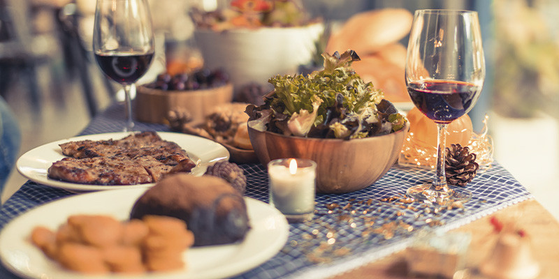 mesa de restaurante posta para um jantar de Natal ou Réveillon