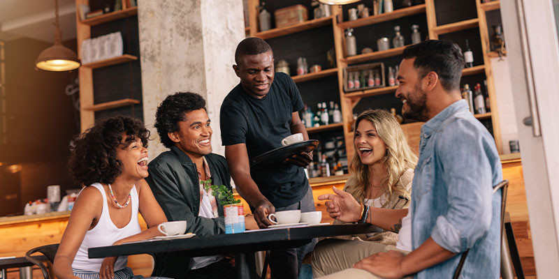 clientes felizes em restaurante