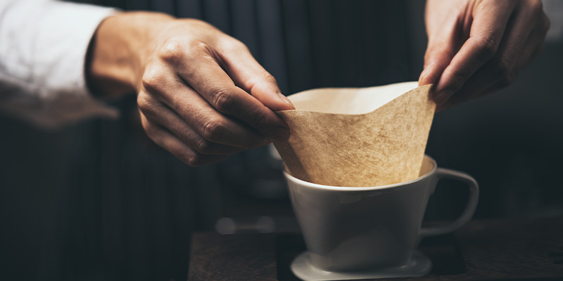 homem preparando café para servir em cafeteria