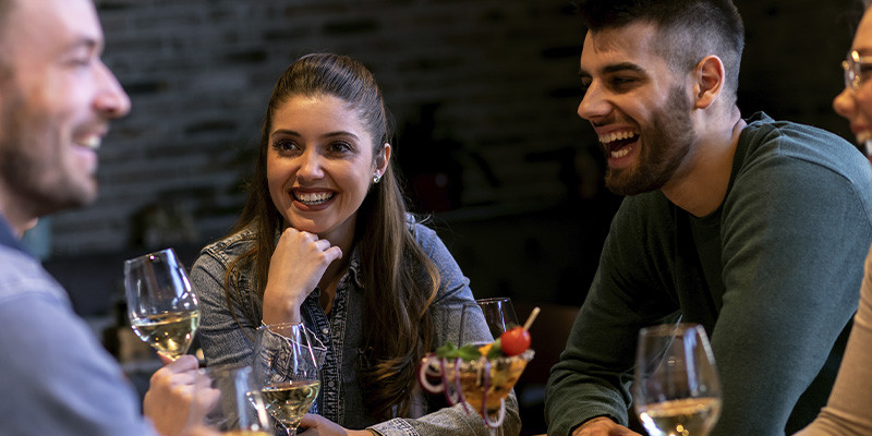 clientes satisfeitos e confortáveis em um restaurante