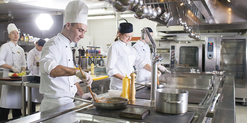 funcionários organizados trabalhando em uma cozinha