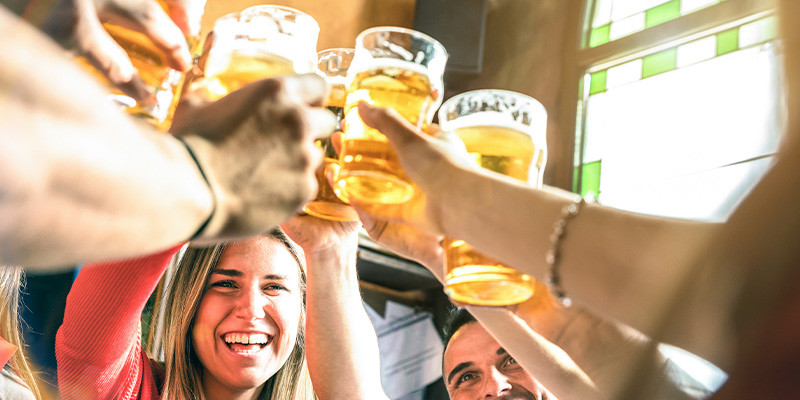 amigos-bebendo-chopp-em-restaurante